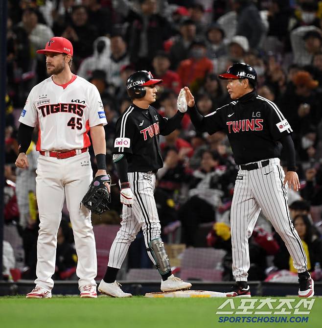 25일 광주 기아챔피언스필드에서 열린 KIA 타이거즈와 LG 트윈스의 경기. 8회초 2사 1,2루 LG 신민재가 적시타를 날린 뒤 환호하고 있다. 광주=박재만 기자 pjm@sportschosun.com/2025.04.25/