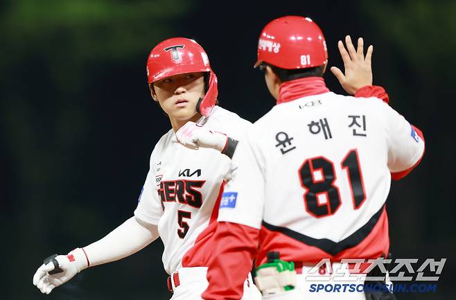 25일 광주 기아챔피언스필드에서 열린 KIA 타이거즈와 LG 트윈스의 경기. 4회말 무사 만루 KIA 김도영이 적시타를 날린 뒤 환호하고 있다. 광주=박재만 기자 pjm@sportschosun.com/2025.04.25/