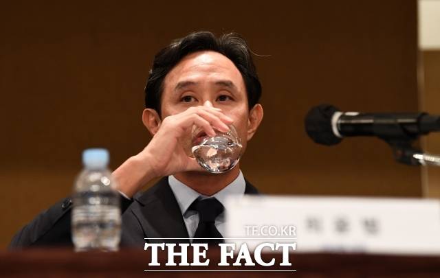 최윤범 고려아연 회장(사진)이 주주총회 승리를 통해 고려아연 최대주주 영풍과 MBK파트너스로부터 경영권 방어에 일차적인 성공을 거뒀다는 평가를 받는다. 그러나 지난해 대규모 유상증자에 대한 검찰의 전방위적 수사가 시작되면서 전운이 감돌고 있다. /서예원 기자