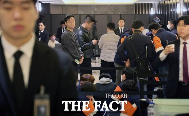 지난달 28일 서울 용산구 몬드리안 호텔에서 열린 고려아연 정기주주총회장 입구에 관계자들이 몰려 어수선한 분위기를 연출하고 있다. 최윤범 회장의 고려아연은 이날 주주총회에서 영풍의 의결권을 제한하면서 표 대결에 승리했다. /남윤호 기자