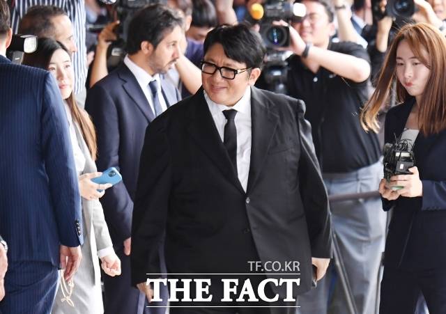 하이브 방시혁 의장이 소속 걸그룹 멤버들과 찍은 기념사진(사진 위)을 공개해 눈길을 끌었다. 하이브 산하 레이블 어도어와 법적 공방 중인 걸그룹 뉴진스는 빠졌다. 사진 아래는 방 의장이 지난해 서울 소공동 롯데호텔에서 국빈 방한한 무함마드 빈 자예드 알 나흐얀 UAE 대통령을 만나기 위해 입장하고 있다. /이새롬 기자