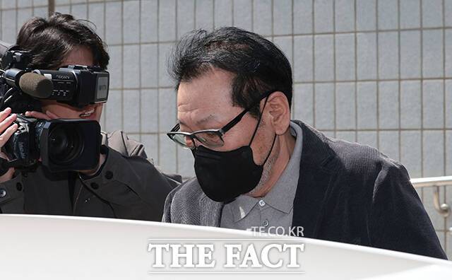 2018년 지방선거 당시 불법 정치자금을 수수한 혐의로 기소된 무속인 '건진법사' 전성배가 지난 7일 오후 서울 양천구 서울남부지법에서 열린 불법 정치자금 수수 의혹 관련 공판을 마치고 법원 청사를 나와 차량에 탑승하고 있다. /서예원 기자