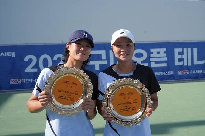 구미오픈 여자복식에서 우승한 김다빈 김나리(사진/김도원 기자)