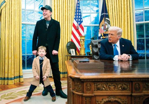 아들 엑스를 동반하고백악관 트럼프 대통령 집무실에서 열린 기자회견에 참석한 일론 머스크.