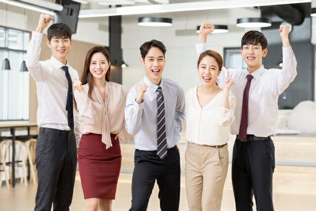 긍정심리자본은 '기분' 차원이 아닌 구성원을 적극적으로 도전하게 하고, 어려운 상황에서의 문제 해결력을 높이며 목표를 달성할 수 있도록 하는 동력을 의미한다.(제공=이미지투데이)