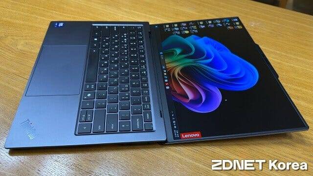 화면은 180도까지 평면으로 펼칠 수 있다. (사진=지디넷코리아)