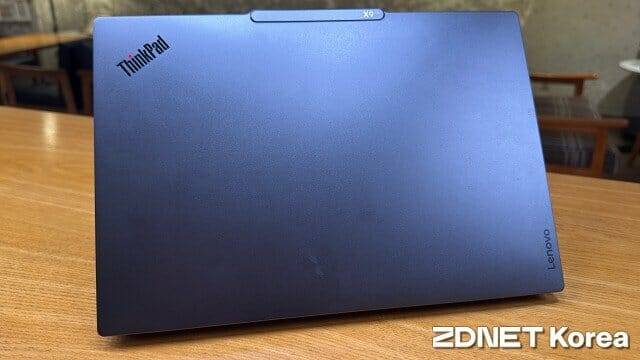 전원이 켜진 상태에서 상판 왼쪽 위 '씽크패드' 로고의 'i'에 LED가 켜진다. (사진=지디넷코리아)