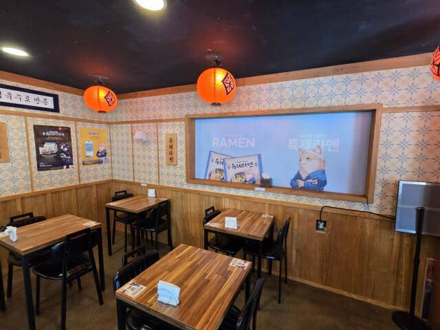정갈하게 꾸며진 라멘 팝업스토어