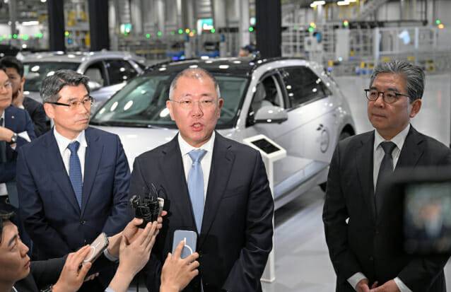 정의선 현대차그룹 회장이 언론과 인터뷰하고 있는 모습