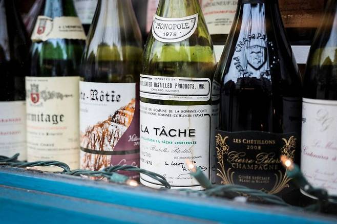 유럽의 대표 관광지인 프랑스 파리의 식당들이 손님에게 와인으로 '농간'을 부리는 일이 종종 발생해 논란이 일고 있다. 23일(현지시간) 일간 르파리지앵 등 외신은 관광지 근처 일부 식당이 손님이 와인을 잔으로 주문할 경우 바에서 잔을 채워 오면서 주문한 것보다 더 싼 와인을 제공해 부당하게 이윤을 남기고 있다고 보도했다. 로이터·연합뉴스