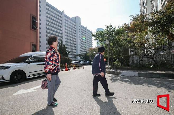 서울 영등포구 한 아파트에서 두 어르신이 경로당에서 함께 점심식사를 마친 뒤 집으로 이동하고 있다. 강진형 기자