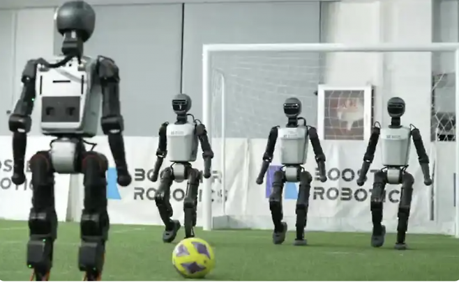 축구 연습 중인 중국 휴머노이드. 중국 청년뉴스