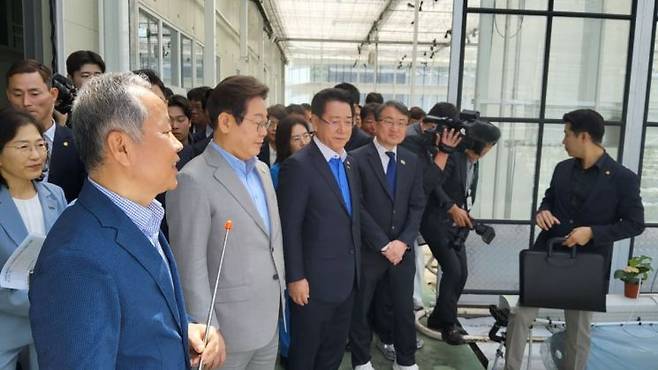 더불어민주당 이재명 대선 경선 예비후보(사진 가운데)가 25일 전남 나주시 전남농업기술원 에너지자립형 스마트팜 연구동을 방문해 여러 시설물을 살펴보고 있다. 심진석 기자