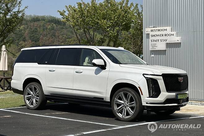 지난 24일, 서울과 강원도 일대에서 5세대 부분변경 캐딜락 '에스컬레이드'를 경험해 봤다(오토헤럴드 김훈기 기자)&nbsp;