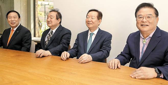 지난 21일 서울 중구 조선일보사에서 헌법·행정 전문가들이 지방분권과 개헌을 주제로 대담하고 있다. 왼쪽부터 최민호 세종시장, 정대철 헌정회장, 성낙인 전 서울대 총장, 우동기 지방시대위원회 위원장. /박성원 기자