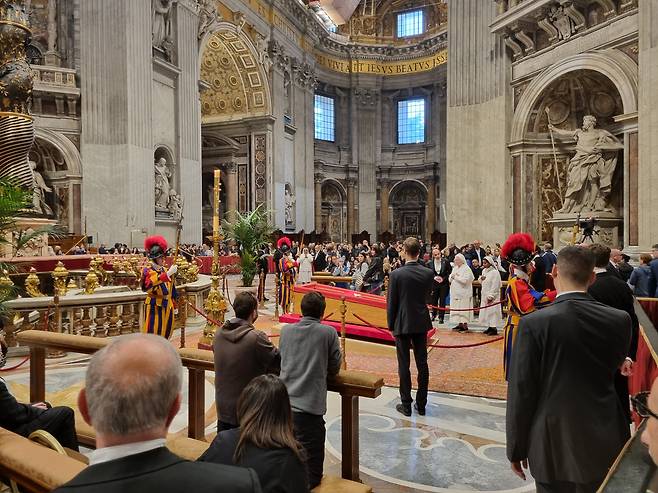 24일 저녁 성 베드로 대성전 내 교황의 관 주변 모습. 조문객들은 성당 내부를 자유롭게 찍도록 허락됐지만, 프란치스코 교황의 시신이 직접 나오는 사진은 찍지 못하도록 안내 받고 있다. /바티칸=정철환 특파원
