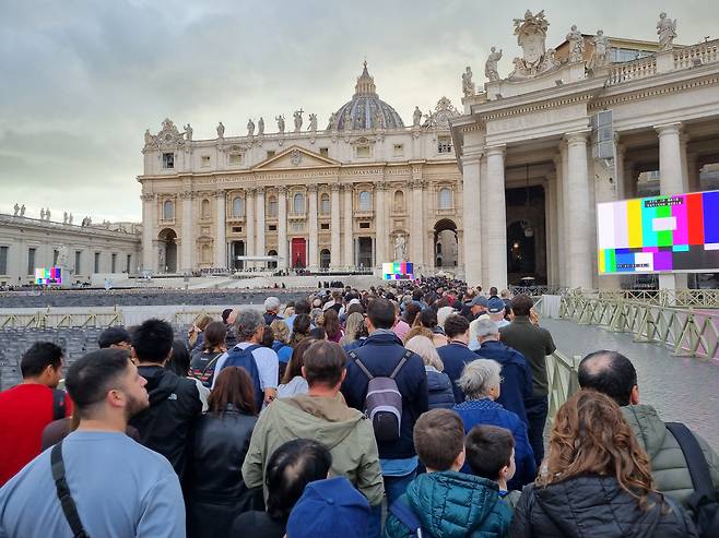 24일 저녁 프란치스코 교황을 조문하기 위해 성베드로 대성전 앞에 줄 선 사람들. 성당 입구에서 약 200m 떨어진 지점이다. /바티칸=정철환 특파원