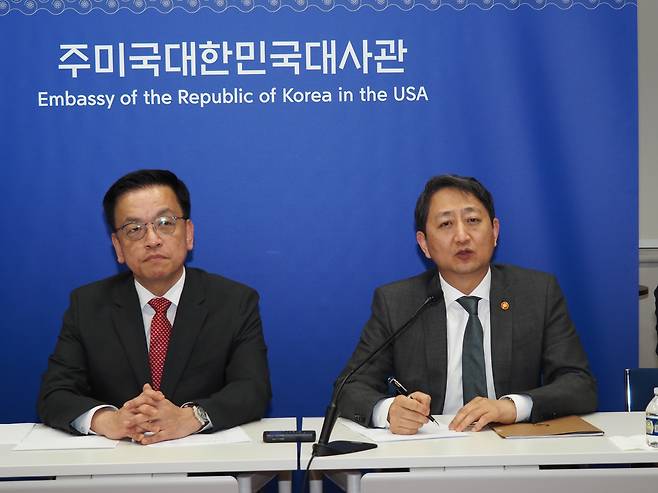 최상목 경제부총리(왼쪽)와 안덕근 산업부 장관이 24일 미국 워싱턴 DC 주미 한국대사관에서 합동 브리핑을 하고 있다. /워싱턴특파원단