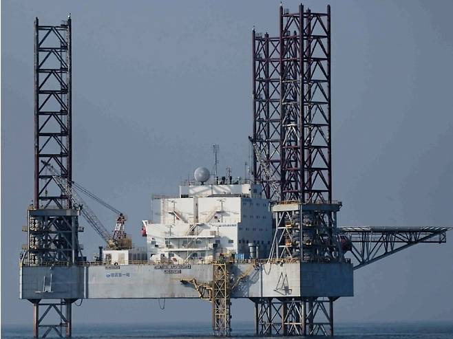 중국이 ‘양어장 관리 지원 시설’이라고 주장하며 서해 잠정 조치 수역(PMZ)에 설치한 해저 고정 구조물을 지난 2월 26일 한국해양과학기술원 소속 해양 조사선 온누리호가 현장 조사 중 촬영한 사진./한국해양과학기술원