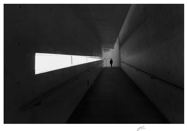 강원도 원주 뮤지엄 산. 창문의 햇빛이 통로에 부드럽게 들어오는 모습을 간결하게 찍었다.   2023년/ 사진가 백상현