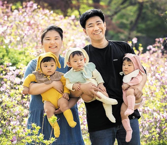 지난 21일 경기 부천시 원미구 진달래동산에서 박정민(뒷줄 왼쪽)·우도현씨 부부가 세쌍둥이를 안고 활짝 웃고 있다. 앞줄 왼쪽부터 셋째 아들 아진, 둘째 아들 아준, 첫째 딸 아린. /조인원 기자