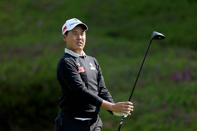 이승민이 25일 경기도 파주 서원밸리 컨트리클럽에서 열린 우리금융 챔피언십 2라운드에서 티샷후 공의 방향을 살피고 있다. /KPGA