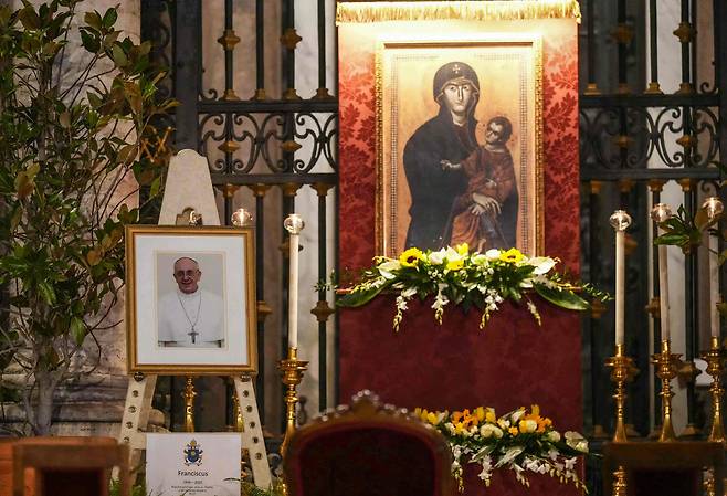 프란치스코 교황이 묻힐 예정인 로마 산타 마리아 마조레 대성전(성모 대성전)의 유명한 성모 성화 옆에 프란치스코 교황의 사진이 놓였다. /AFP 연합뉴스