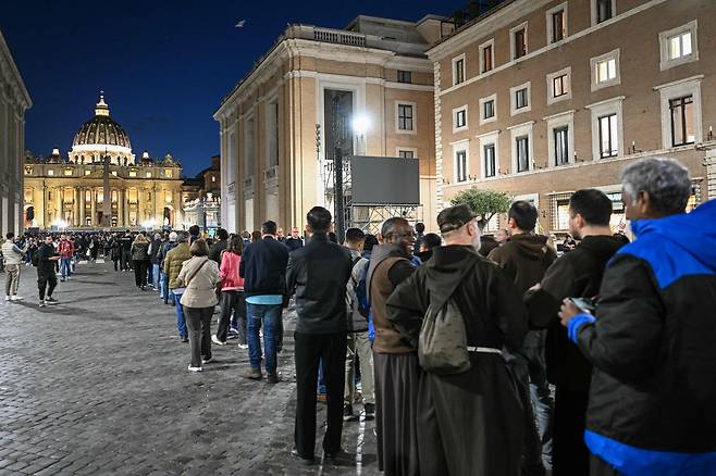 프란치스코 교황을 조문하려는 신자들의 줄이 23일 밤 성 베드로 대성당에서 직선 거리로 약 600m 떨어진 콘칠리아치오네 거리까지 늘어섰다. /AFP 연합뉴스