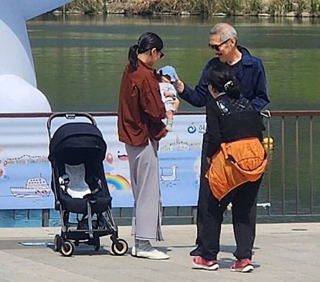 최근 경기 하남시 미사호수공원에서 포착된 김민희, 홍상수 감독의 모습. /온라인커뮤니티