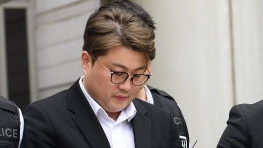 음주운전 뺑소니 혐의를 받는 가수 김호중이 작년 5월 서울중앙지방법원에서 열린 구속 전 피의자 심문(영장실질심사)을 마친 뒤 호송차로 향하고 있다. /스포츠조선