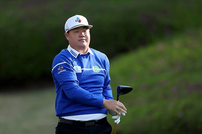 임성재가 2025 우리금융 챔피언십 2라운드  11번 홀에서 티샷을 하고 아쉬운 표정을 짓고 있다. /KPGA