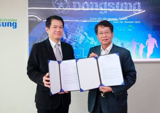 이양구 동성제약 회장(오른쪽)은 최근 자신의 지분을 마케팅 회사에 넘기기로 했다. 이같은 결정은 회사와 사전에 협의되지 않은 것으로 확인됐다./동성제약 제공