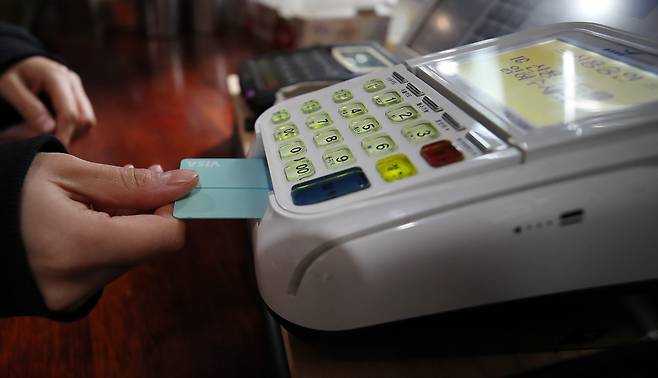 카드 결제하는 모습. /뉴스1