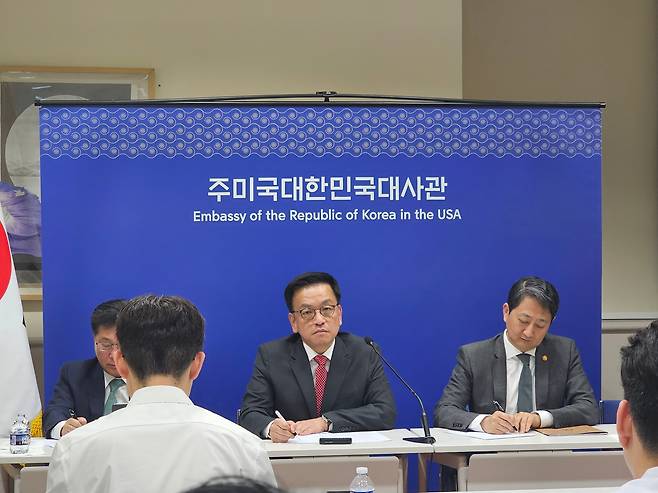 최상목(가운데) 부총리 겸 기획재정부 장관과 안덕근(오른쪽) 산업통상자원부 장관이 24일(현지시각) 미국 워싱턴DC 주미한국대사관에서 2+2 통상협의 결과 브리핑을 하고 있다. /윤희훈 기자