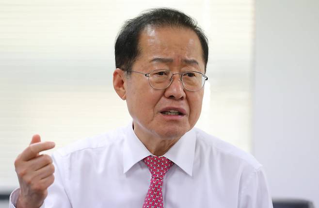 홍 후보는 한 대행 출마 시 단일화 방안을 강구할 것이며, 이준석 후보와도 함께 가게 될 것이라고 했다. /남강호 기자