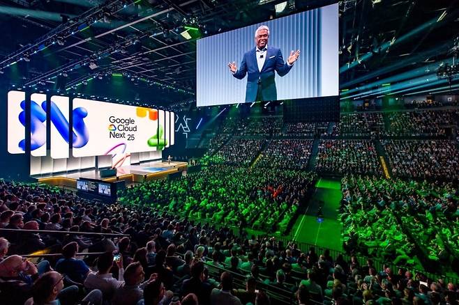 4월 9일(현지시각) 미국 라스베이거스 만달레이 베이 컨벤션센터에서 열린 ‘구글 클라우드 넥스트 2025’에서 토머스 쿠리언 구글 클라우드 최고경영자(CEO)가 기조연설을 하고 있다. / 구글 클라우드