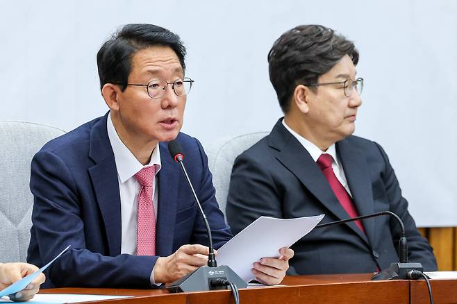 김상훈 국민의힘 정책위의장(왼쪽)이 25일 오전 서울 여의도 국회에서 열린 원내대책회의에 참석해 발언하고 있다. /뉴스1