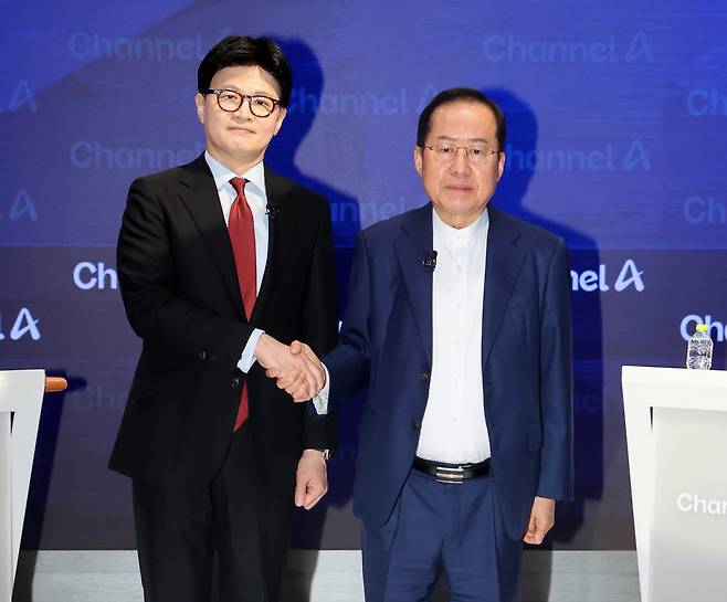 25일 오후 종로 동아미디어센터 채널A 오픈스튜디오에서 국민의힘 대선 2차 경선 진출자인 한동훈 홍준표 후보가 방송 전 악수를 하고있다. /뉴스1