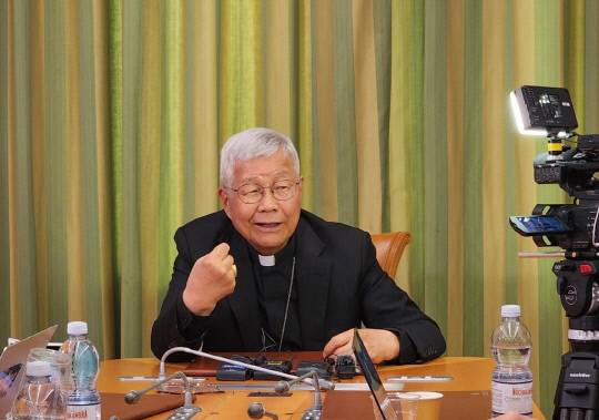 교황청 성직자부 장관인 유흥식 추기경이 24일(현지시간) 교황청 성직자부 청사에서 한국 취재진과 인터뷰를 하고 있다. 연합뉴스