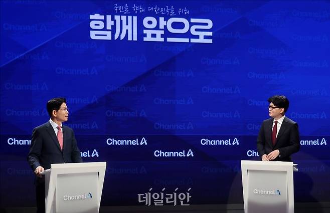 24일 오후 종로 동아미디어센터 채널A 오픈스튜디오에서 국민의힘 대선 2차 경선 진출자인 김문수(왼쪽), 한동훈(오른쪽) 후보가 토론을 하고 있다. ⓒ국회사진취재단