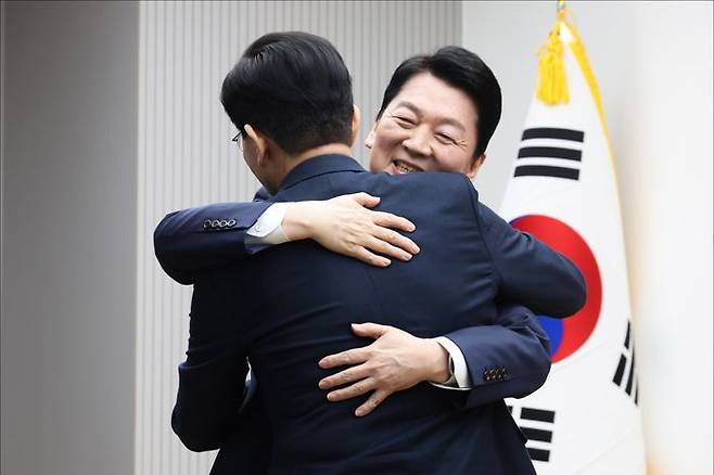 안철수 국민의힘 대선 경선 후보가 23일 서울 여의도 국민의힘 중앙당사에서 열린 2차 경선 토론회 미디어데이에서 토론자로 지명한 김문수 후보와 포옹하고 있다. ⓒ데일리안 홍금표 기자