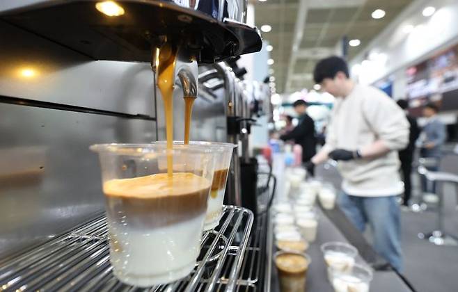 지난 2일 서울 강남구 코엑스 열린 '2025 서울커피엑스포'에서 부스 관계자가 시음용 커피를 만들고 있다.ⓒ뉴시스