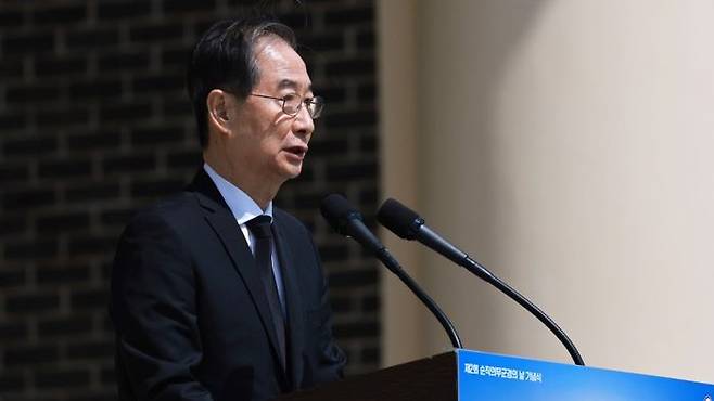 한덕수 대통령 권한대행 국무총리가 25일 국립대전현충원에서 열린 '2회 순직의무군경의 날 기념식'에서 기념사를 하고 있다. ⓒ뉴시스