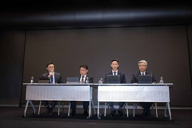 25일 진행된 고객보호 조치 강화 설명회에서 관련 임원들이 질의응답을 진행하는 모습. (왼쪽부터) 이종훈 Infra전략본부장, 홍승태 고객가치혁신실장, 배병찬 MNO AT본부장, 윤재웅 마케팅전략본부장ⓒSK텔레콤