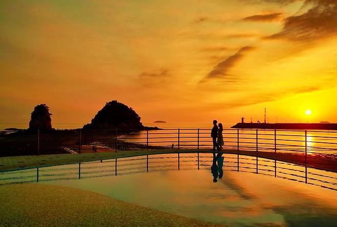 꽃지해수욕장은 태안의 대표적인 일몰 명소로 꼽힌다. 사진은 해안공원. 논산시 제공