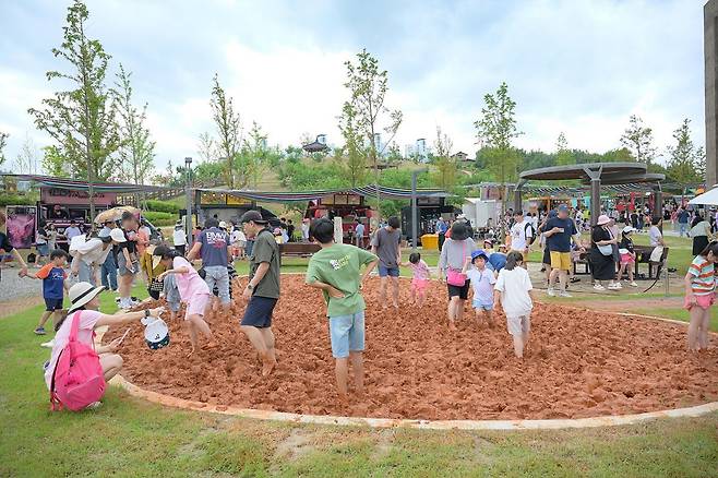 세종 도도리파크 맨발 체험장. 세종시 제공