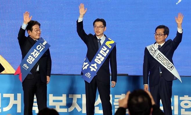 이재명, 김경수, 김동연 더불어민주당 대선 경선 후보가 19일 오후 충북 청주시 서원구 청주체육관에서 열린 제21대 대통령선거 후보자 선출을 위한 충청권 합동연설회에서 지지자들에게 인사하고 있다. 2025.04.19 뉴시스