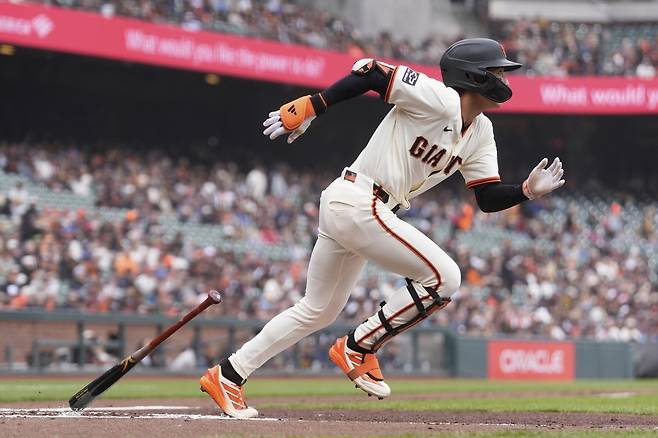 샌프란시스코 이정후가 25일 미국프로야구 메이저리그(MLB) 밀워키와의 안방경기 1회말 첫 번째 타석에서 1타점 2루타를 친 뒤 1루를 향해 달리고 있다. 샌프란시스코=AP 뉴시스