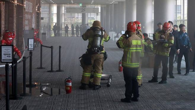 25일 서울 강남구 코엑스에서 불이 나 소방관이 화재진압을 하고 있다. 2025.04.25. [서울=뉴시스]