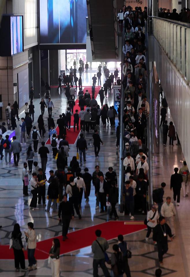 25일 서울 강남구 코엑스에서 화재가 발생해 시민들이 대피하고 있다. 2025.04.25. [서울=뉴시스]